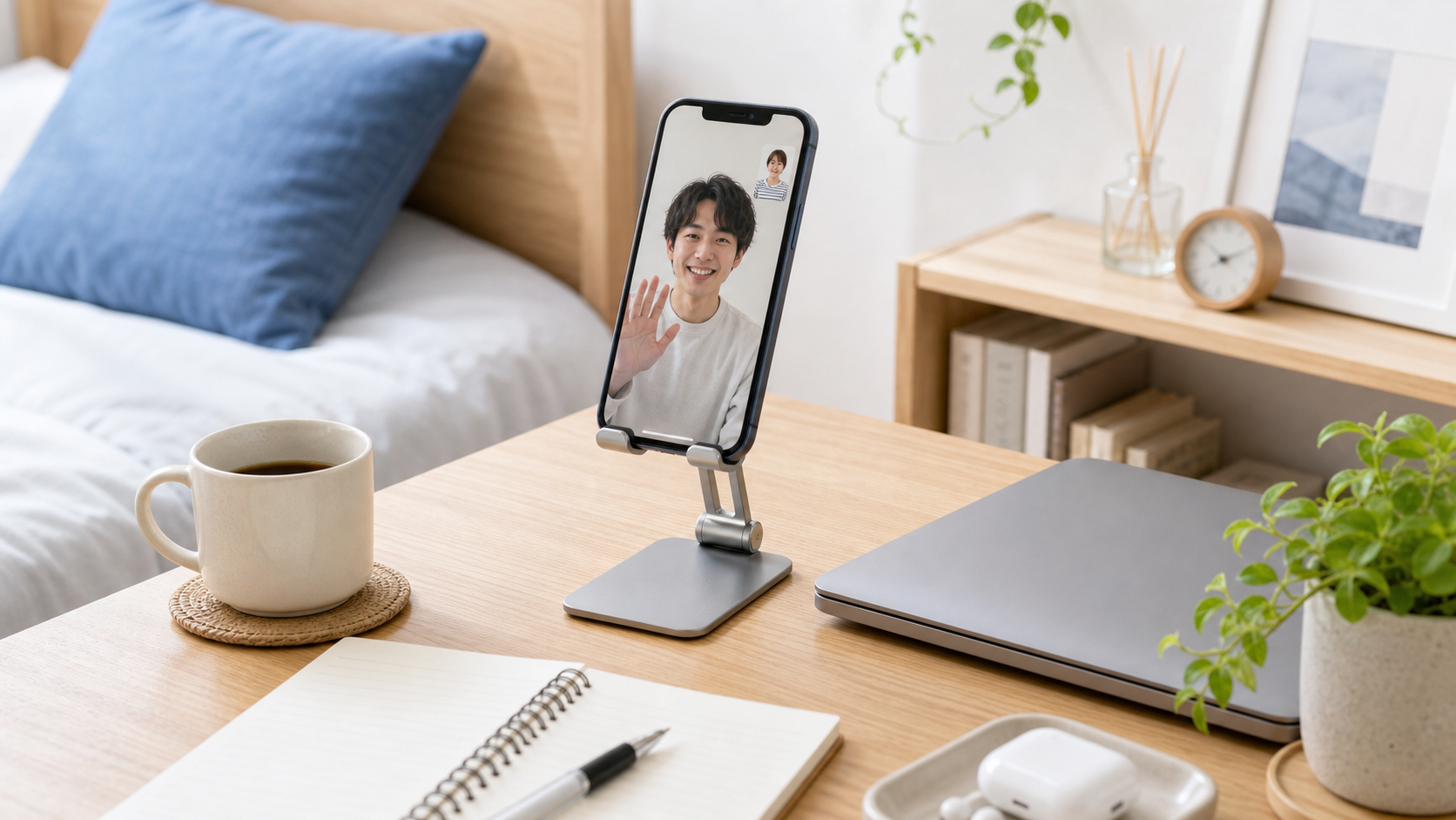スマホスタンドでビデオ通話や動画視聴をしやすくした一人暮らしのデスクイメージ